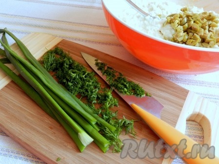 Мелко нарезать зеленый лук и укроп и также добавить в тесто для маффинов.
