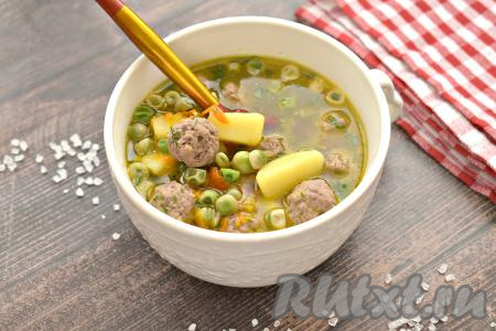 Суп с фрикадельками и замороженным зелёным горошком
