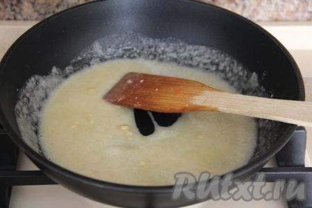 Пока готовятся макароны, приготовить сырный соус. Для этого в сковороду выложить сливочное масло, растопить, добавить муку, перемешать и обжаривать на среднем огне 1 минуту, помешивая.