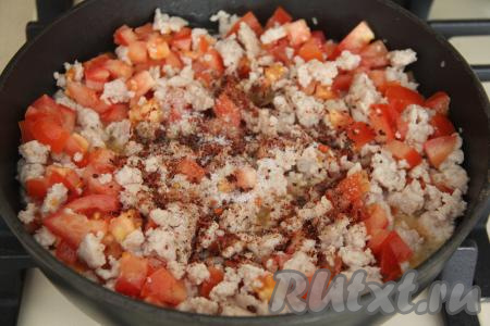Обжаривать фарш с помидорами минуты 3, периодически перемешивая. Затем посолить и добавить любые специи, перемешать.