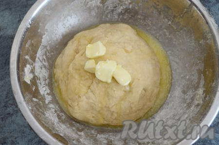 Затем к тесту добавить 40 грамм размягчённого сливочного масла и тщательно вмешать его в тесто. После добавления масла тесто становится не липнущим, очень мягким.