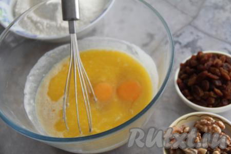 Добавить сырые яйца и растопленное сливочное масло, перемешать до однородности.