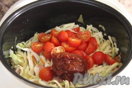 Перемешать солянку. Добавить томатную пасту, соль, воду, специи и нарезанные помидоры, перемешать, крышку мультиварки закрыть.