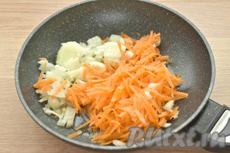 Очищаем морковку с луком. Натираем на крупной тёрке морковь, нарезаем лук достаточно мелко. В сковороде разогреваем растительное масло, выкладываем морковку и лук, перемешиваем. Периодически перемешивая, обжариваем овощи 5 минут на среднем огне.