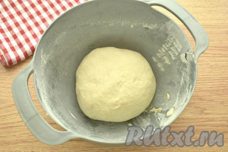 Дрожжевое тесто для пиццы должно получиться мягким, не липнущим к рукам. Накрываем миску с тестом полотенцем и оставляем на 40-50 минут (до увеличения в объёме раза в 2) в тёплом месте. Обминаем поднявшееся тесто.