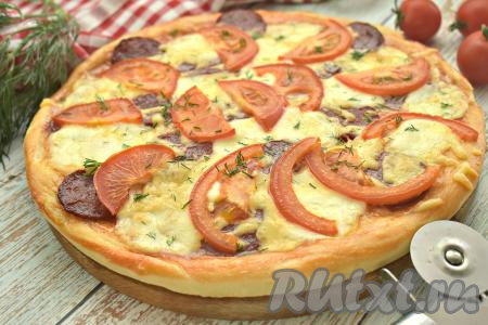 Пицца с моцареллой, колбасой и помидорами