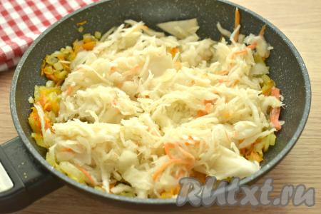 Квашеную капусту отжимаем от рассола, перекладываем на сковороду к луку и морковке.