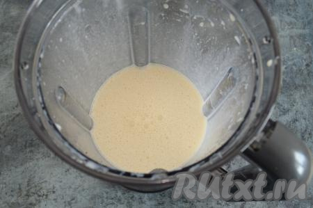 Включить коктейльный блендер на максимальную мощность примерно на 1 минуту. За это время все ингредиенты бананово-молочного коктейля перемешаются и взобьются в устойчивую пену. Попробуйте коктейль на вкус, если сладости недостаточно, тогда добавьте сахар или мёд по вкусу и ещё раз взбейте в течение 20 секунд. Если вы готовите с помощью погружного блендера, тогда пробивайте ингредиенты в течение примерно 1 минуты, немного опуская и поднимая погружной блендер.