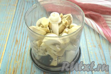 Перекладываем чеснок, нарезанные лук и грибы в чашу измельчителя. Если нет измельчителя, можно просто пропустить грибы с луком и чесноком через мясорубку.