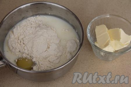 В кастрюле (или сотейнике) соединить молоко, яйцо, сахар, ванильный сахар и муку, перемешать венчиком до однородности.