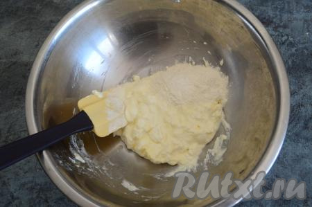 Смешать яйцо, творог и соль до однородности. Затем начать постепенно вводить муку (добавляйте примерно по столовой ложке муки), вмешивая её в тесто.