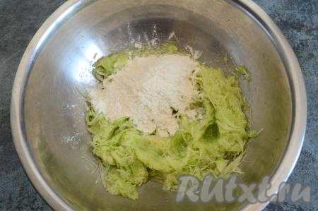 К натёртым кабачкам всыпать соль, сахар и 2 столовых ложки муки, перемешать кабачковое тесто.