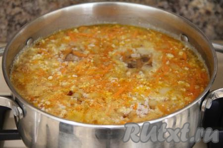 После того как фарш с момента закипания проварится 10 минут, добавить в кастрюлю обжаренные овощи, довести суп до кипения.