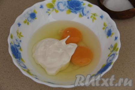 В миске соединить яйца, соль и сметану (или молоко).