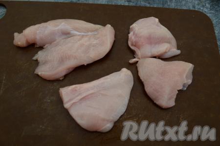 Куриное филе нарезать на кусочки толщиной 1,5-2 сантиметра (я каждое филе разрезала на 4 кусочка, поэтому из двух филе у меня получилось 8 отбивных).
