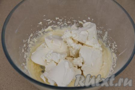 В масло, взбитое с пудрой, добавить взбитые сливки и творожный сыр, перемешать крем миксером до однородности.