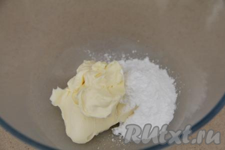 Сливочное масло для приготовления крема должно быть комнатной температуры, поэтому его нужно достать заранее, чтобы оно успело согреться и стать мягким. В достаточно объёмной миске соединить мягкое масло и сахарную пудру.