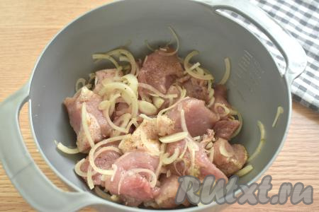 Тщательно перемешиваем кусочки свинины с луком и специями. Ставим миску с мясом в холодильник на 2 часа, чтобы свинина замариновалась.