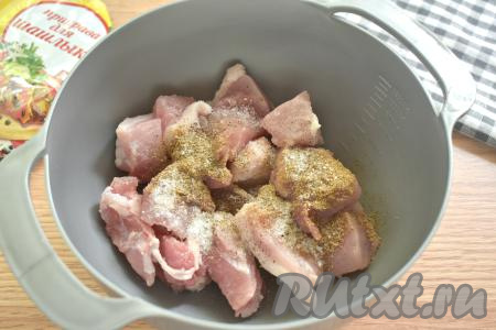 Кусочки свинины перекладываем в миску, по вкусу солим их и перчим, всыпаем готовую приправу для шашлыка.