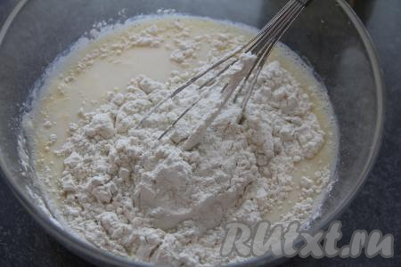 В яично-молочную смесь всыпать муку, перемешать блинное тесто до однородности и оставить постоять на 10 минут.
