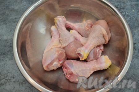 Куриные ножки промыть водой, слегка обсушить их, переложить в миску, затем посолить, добавить любимые специи для мяса, хорошо перемешать.
