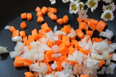 Морковь нарезать мелким кубиком, добавить мелко нарезанный репчатый лук и сливочное масло. Слегка обжарить до прозрачности лука, добавить к готовящимся овощам. Перемешать и варить ещё 2-3 минуты.
