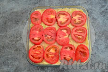Сверху в один слой выложить помидоры, нарезанные на кружочки, присолить их.