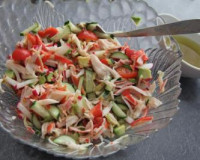 Салат из крабовых палочек с авокадо и огурцом