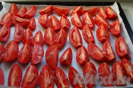 Итак, нужно взять свежие помидоры и нарезать их на четвертинки. Помидоры для вяленья желательно брать не сочные, идеальны для этого - сливовидные помидоры, типа дамских пальчиков. Выложить разрезанные помидоры на противни на бумагу для выпекания. Сверху каждую помидорку посыпать солью.