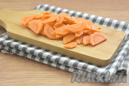 Морковь нарезаем на достаточно тонкие полукружочки (или на брусочки).