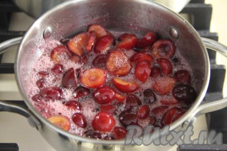 Довести ягоды в сахаре до кипения и варить 2-3 минуты на огне немного ниже среднего, периодически помешивая.