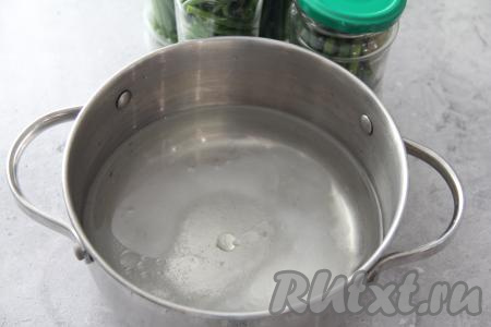 Для приготовления маринада в кастрюлю влить воду, растительное масло и уксус, всыпать соль и сахар.
