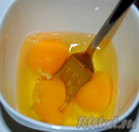 Разбить в чашку яйца и взболтать их вилкой, посолить, поперчить.