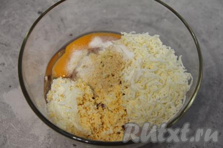 Сюда же добавить очищенное варёное яйцо, натёртое на мелкой тёрке, всыпать соль и специи (я добавила сушёный чеснок), вбить сырое яйцо.
