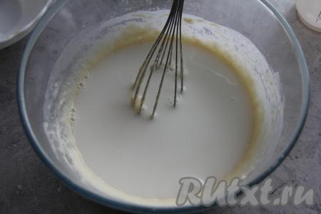 Перемешать блинное тесто до однородности. Влить оставшиеся 400 миллилитров молока, перемешать до однородности.