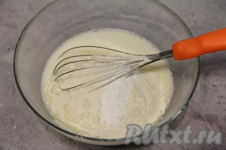Всыпать половину муки, соль и разрыхлитель. Перемешать тесто венчиком и начать понемногу добавлять оставшуюся муку, каждый раз вмешивая её в тесто.