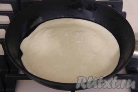 Сковороду (я выпекала на сковороде диаметром 22 сантиметра) смазать маслом и влить в неё тесто, разровнять.
