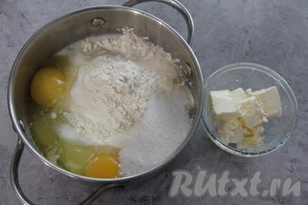 Для начала приготовим крем для торта, для этого нужно в кастрюле соединить сметану, яйца, сахар и крахмал. Сливочное масло нужно достать заранее, чтобы оно стало мягким при комнатной температуре.