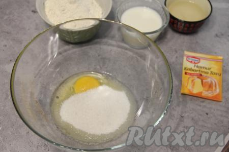 Для приготовления бисквитного коржа нужно в глубокой миске соединить яйцо и сахар.