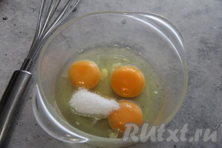 Соединить яйца, соль и сахар в глубокой миске.