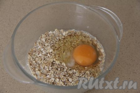В миске соединить овсяные хлопья, соль, яйцо и молоко, перемешать и оставить на 5-10 минут, чтобы хлопья немного набухли.
