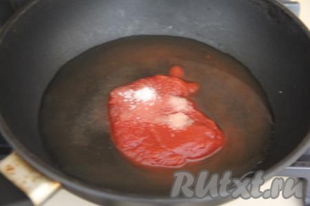 Я готовила лечо в сковороде с высокими бортиками. В сковороду влить воду и масло, добавить томатную пасту, соль и сахар, поставить на достаточно сильный огонь, перемешать.