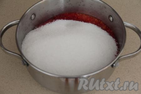 Выложить ягодно-апельсиновую массу в кастрюлю, добавить сахар.