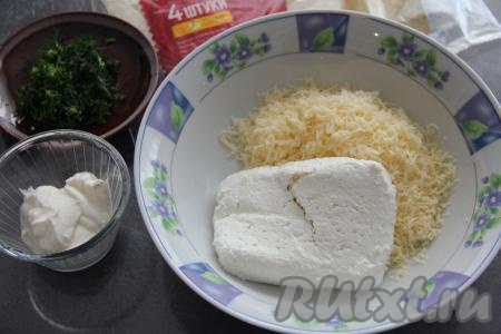 Сыр натереть на мелкой тёрке, выложить в глубокую тарелку, добавить творог. 