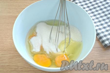 В другую миску разбиваем яйца, всыпаем к ним сахар и взбиваем миксером в течение 3-4 минут, в результате должная получиться пышная, светлая масса.