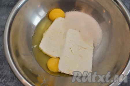 После того как манка набухнет, взять другую миску, соединить в ней творог, сахар и сырые яйца.