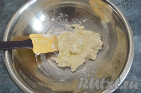 Размять сахар и творог до однородности сначала вилкой, а потом перемешать лопаткой.