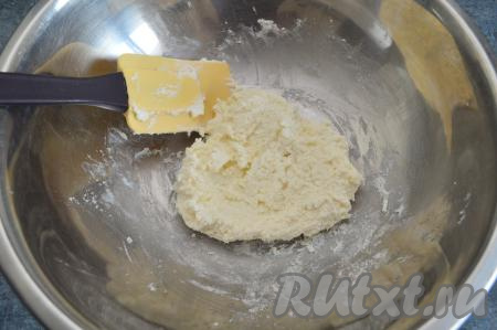 Творожное тесто для приготовления сырников должно получиться липким, хорошо держащим форму, тогда сырники в процессе жарки будут держать форму.