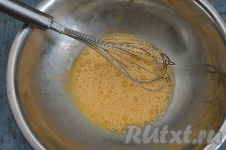 Пока кабачки выделяют сок, можно заняться тестом для оладий. Для этого в миску нужно разбить яйца, всыпать щепотку соли, взбить венчиком до получения однородной смеси.