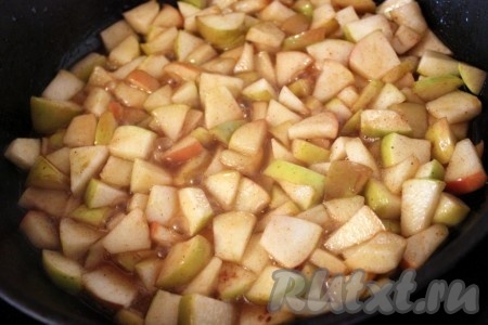 Когда яблоки станут мягкими, а сахар приятно карамелизируется, то начинку снять с огня и оставить остывать.